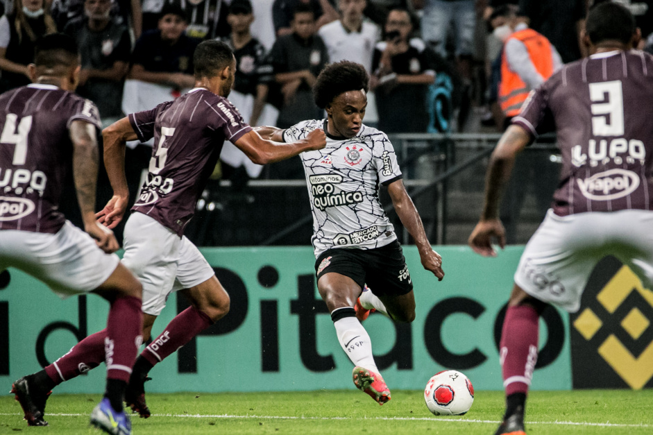 Willian e todos os outros atacantes do Corinthians pararam na defesa adversária Willian e todos os outros atacantes do Corinthians pararam na defesa adversária
