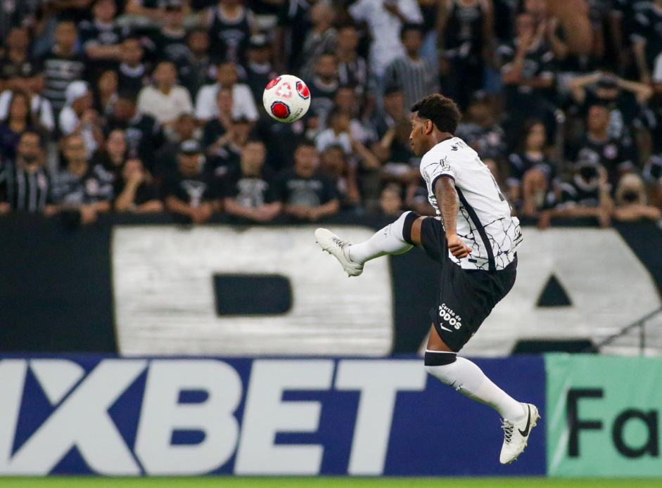 Gil em ação no jogo contra a Ferroviária Gil em ação no jogo contra a Ferroviária