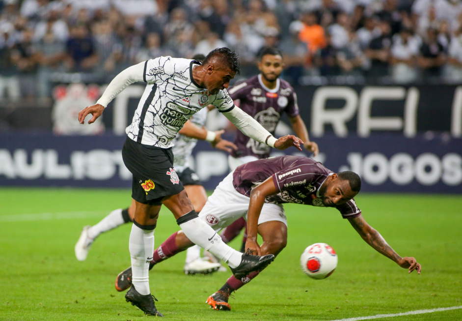 Paulinho com forte marcação