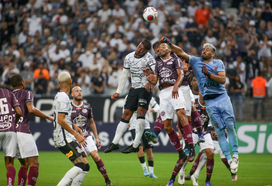 Corinthians parou na defesa da Ferroviria na noite de tera-feira