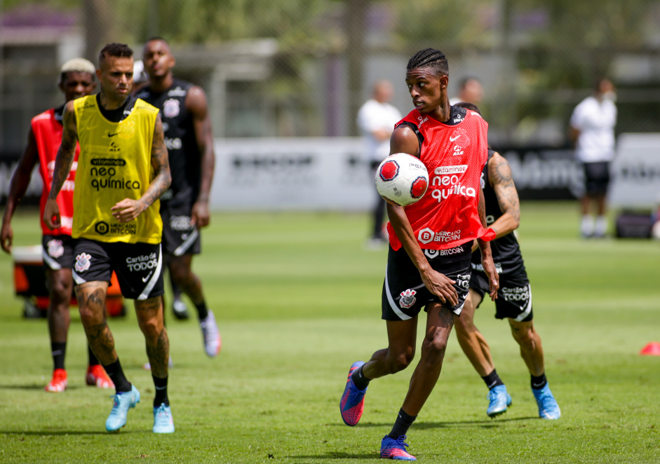 Luan e o recm-chegado Robson Bambu realizam treino no Corinthians