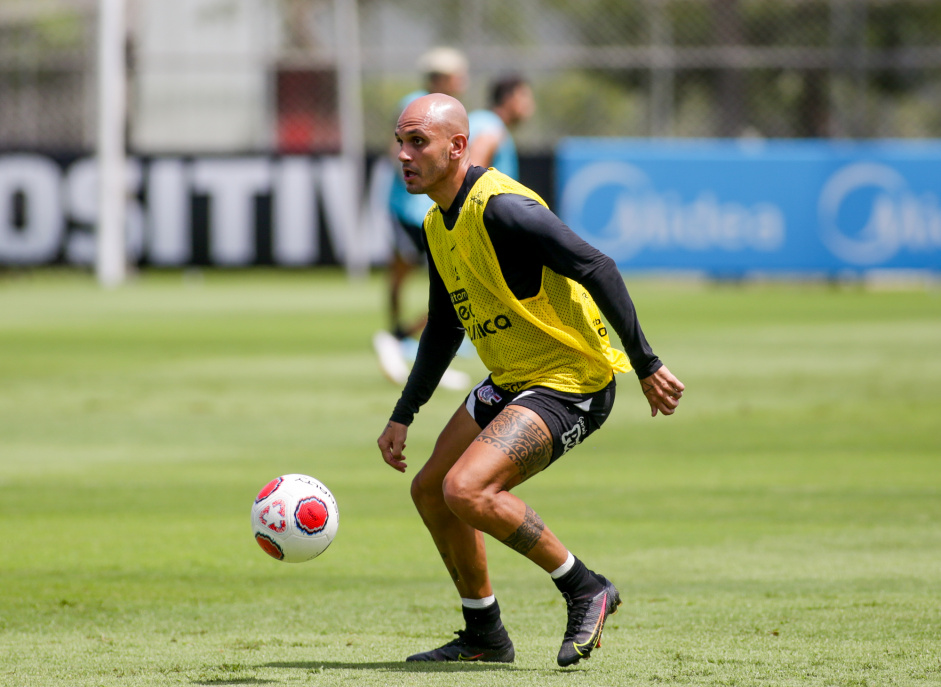 O lateral-esquerdo Fbio Santos analisou a adaptao do elenco do Corinthians