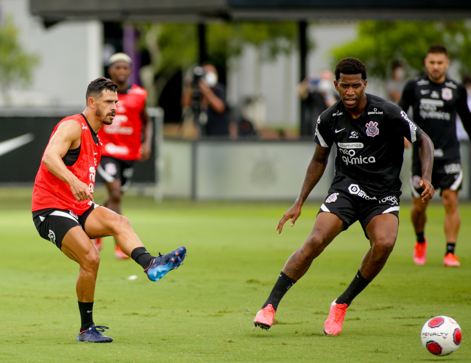 Giuliano e Gil participam de treino do Corinthians nesta sexta-feira