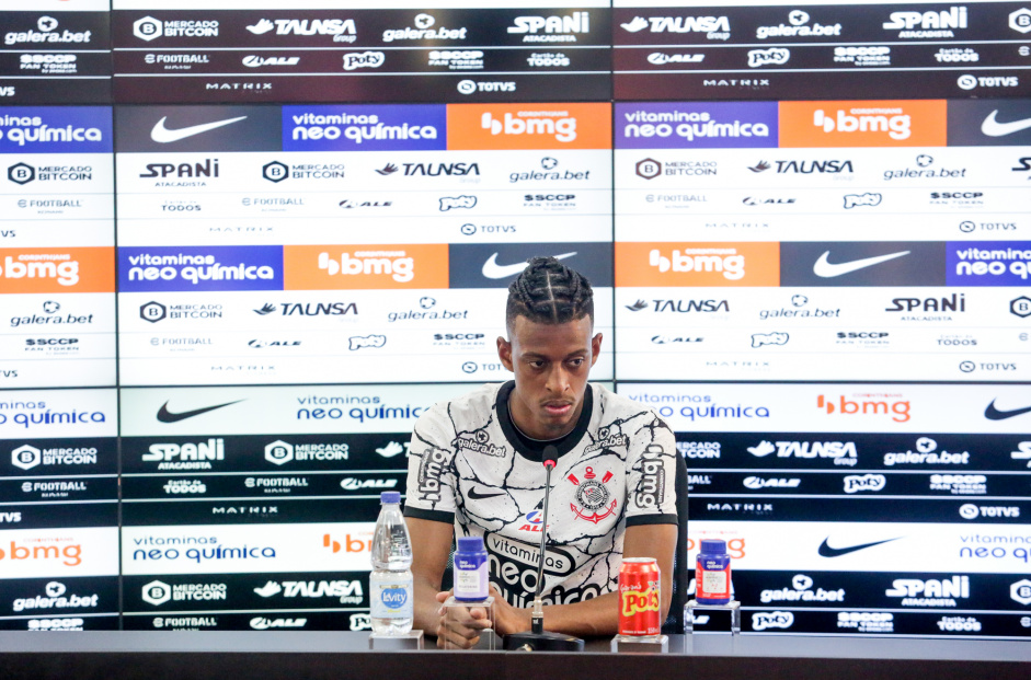 Robson Bambu deu sua primeira entrevista coletiva como jogador do Corinthians
