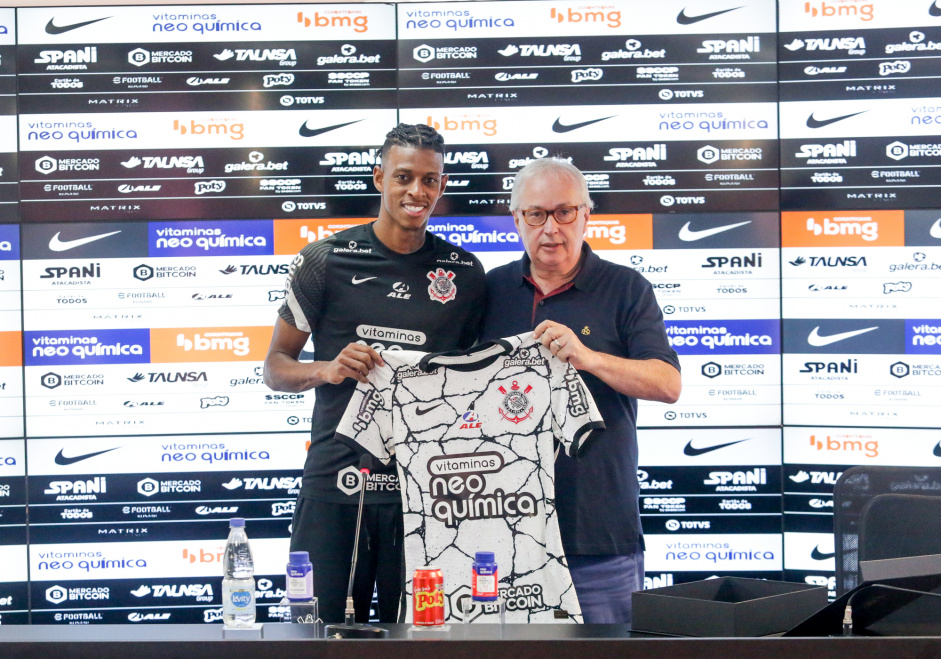 Robson Bambu em apresentao oficial como jogador do Corinthians