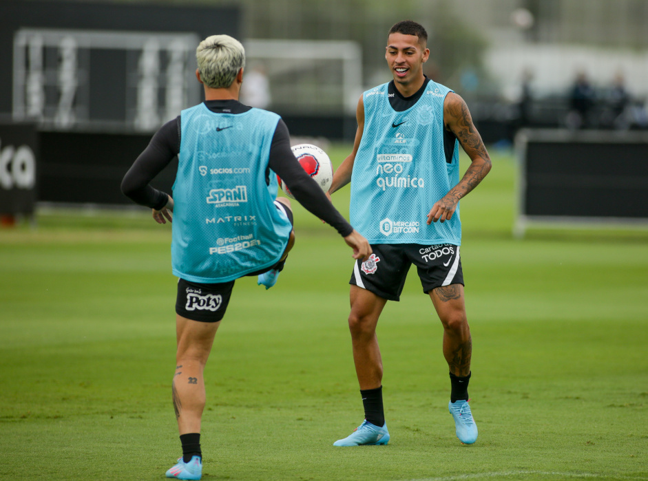 Adson e Gabriel Pereira durante treino no CT do Corinthians