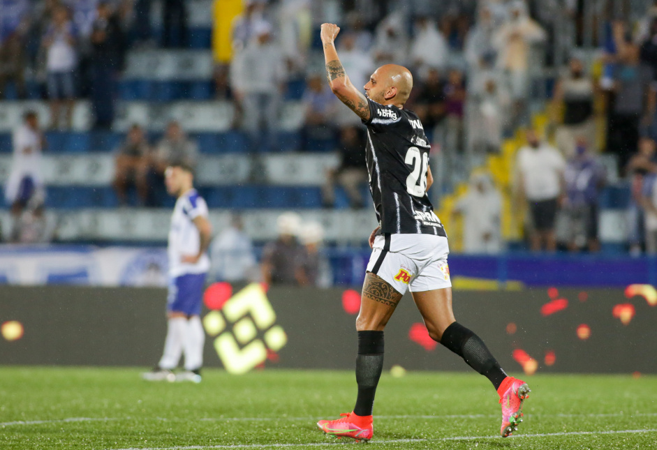 Fbio Santos comemora seu gol contra o Santo Andr