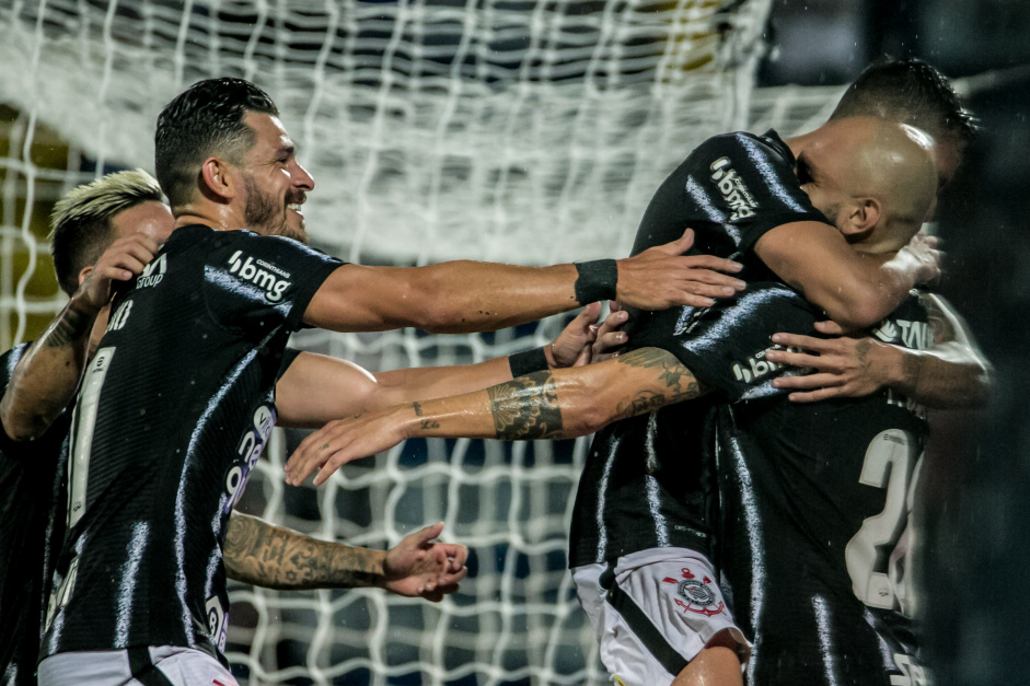 Jogadores comemorando o gol do Corinthians contra o Santo Andr