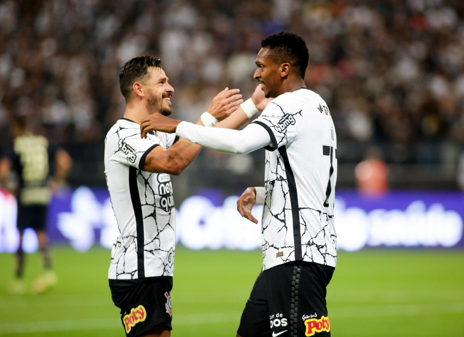 Jô foi responsável pelo empate entre Corinthians e Internacional neste sábado