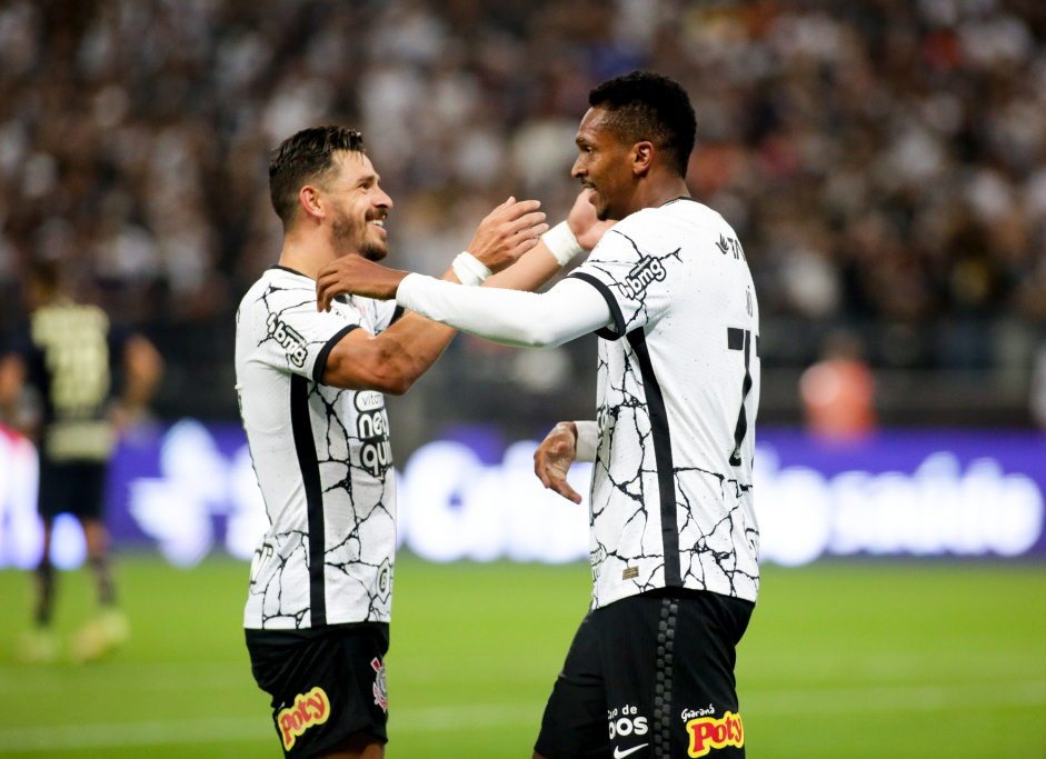 Jô foi responsável pelo empate entre Corinthians e Internacional neste sábado Jô foi responsável pelo empate entre Corinthians e Internacional neste sábado