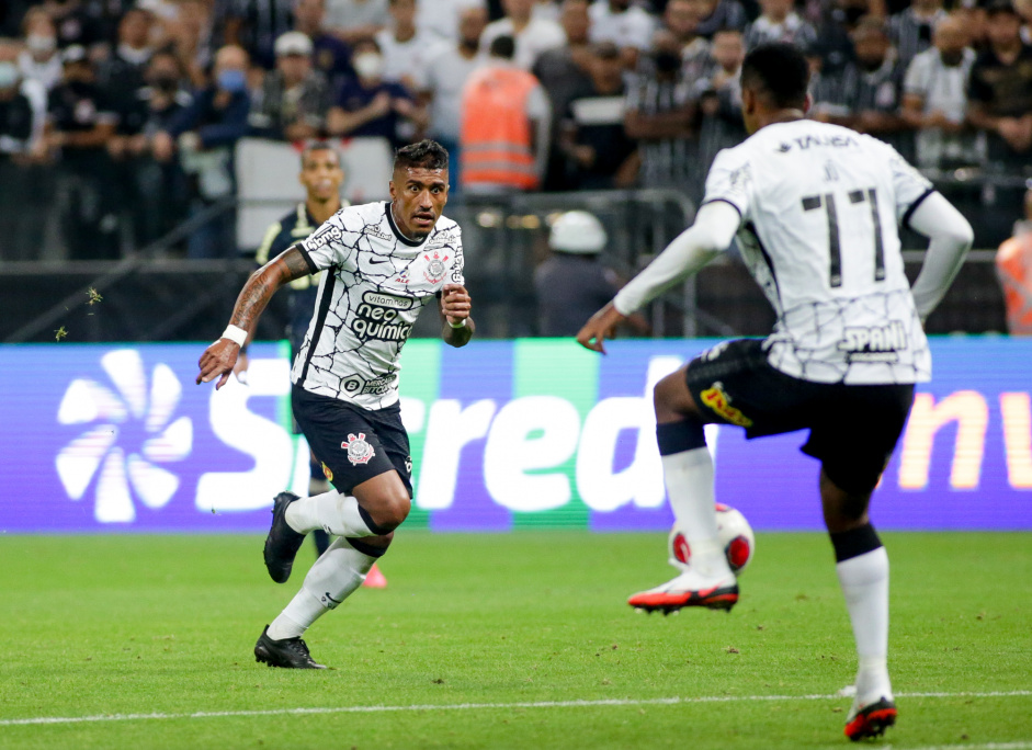 Paulinho est de volta ao time titular do Corinthians