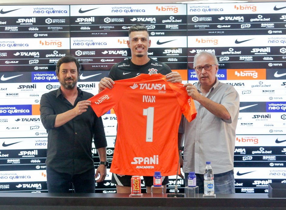 Goleiro Ivan recebeu de Duilio Monteiro Alves e Roberto de Andrade a camisa 1 do Corinthians