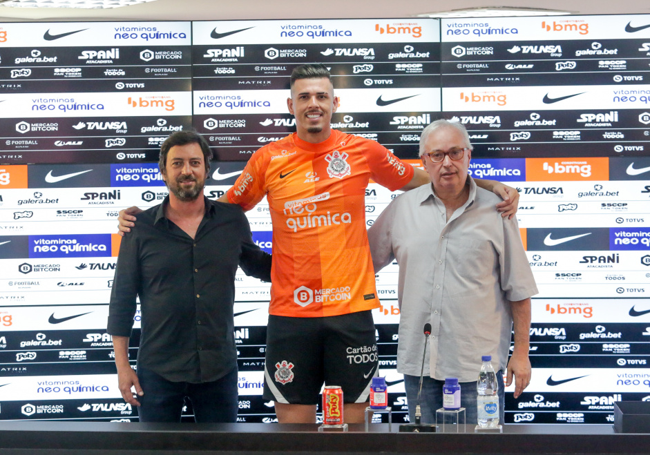 Ivan recebeu a camisa do Corinthians de Duilio Monteiro Alves e Roberto Andrade