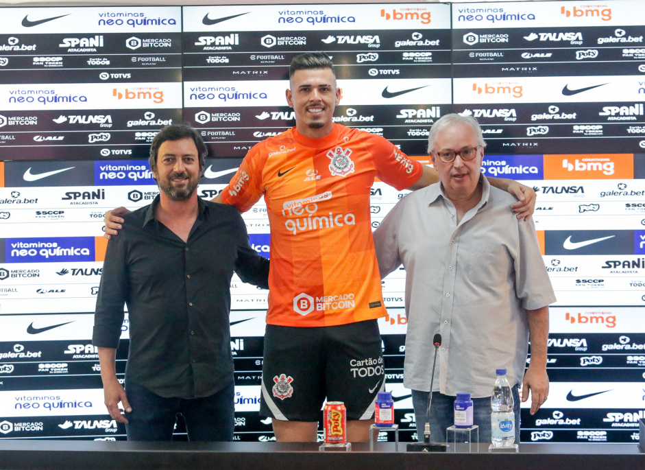 O goleiro Ivan pousou ao lado de Duilio Monteiro Alves e Roberto de Andrade