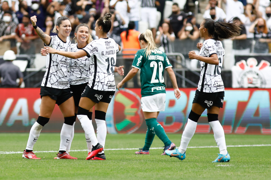 Adriana, Portilho, Zanotti e Tamires comemoram o segundo gol do Corinthians neste domingo