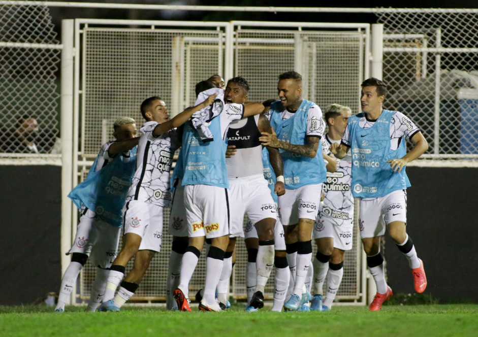 Adson, Gabriel Pereira, Roni, Paulinho, Luan Fagner e Lucas Piton no jogo entre Corinthians e Ituano