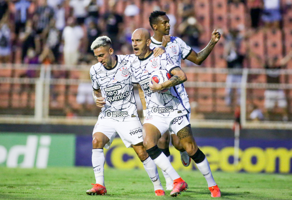 Gustavo Silva, Fbio Santos e J na partida entre Corinthians e Ituano deste domingo