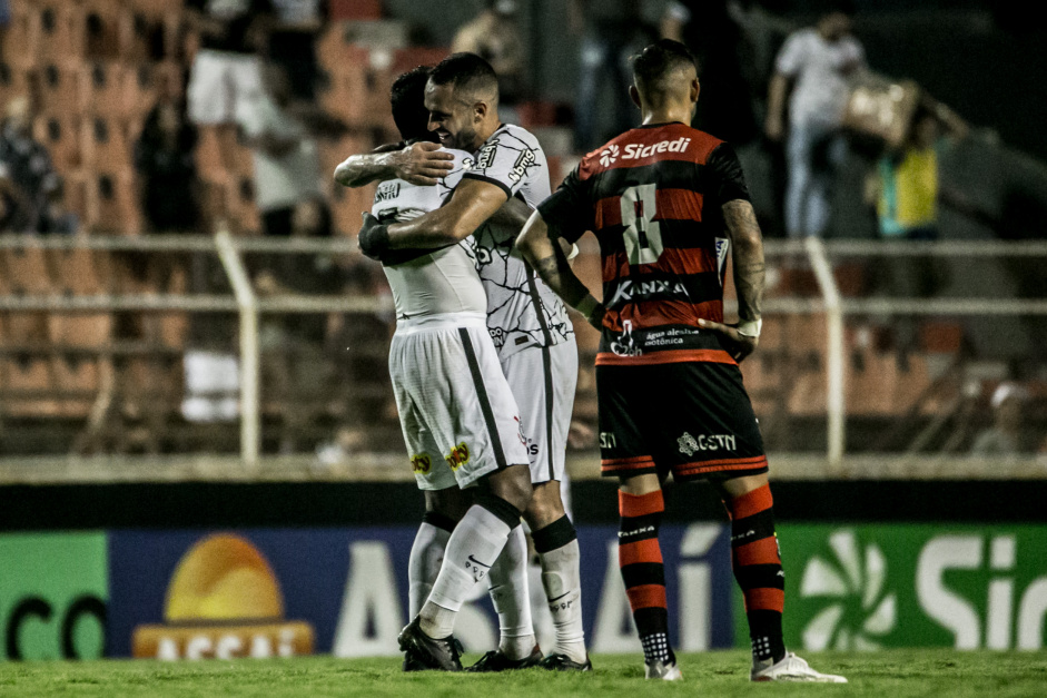 Paulinho e Renato Augusto aps o terceiro gol do Corinthians