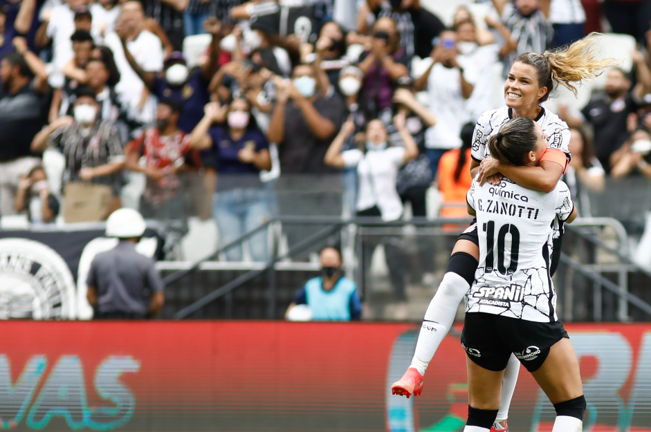Tamires e Zanotti comemoram o segundo gol do Corinthians neste domingo