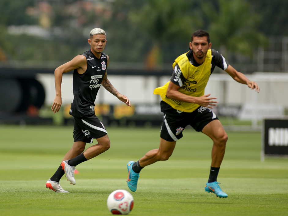 Adson e Bruno Melo em treino do Corinthians