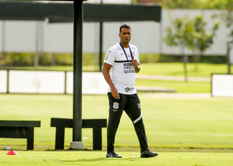 Fernando Lzaro  o treinador interino do Corinthians