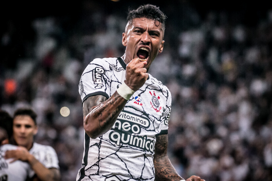 Paulinho comemora seu segundo gol aps o retorno ao Corinthians