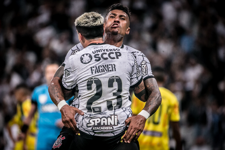 Paulinho e Fagner aps o segundo gol do Corinthians