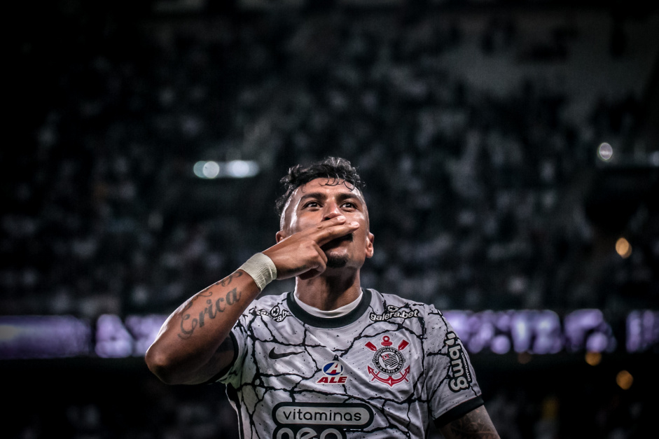 Paulinho brilha e se isola na artilharia do Corinthians em 2022