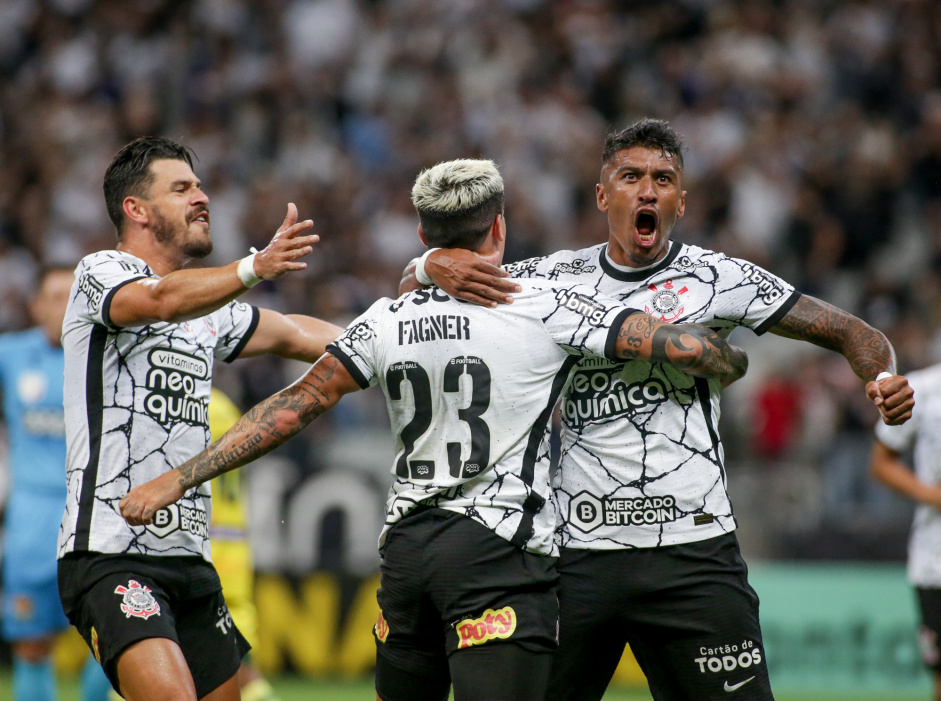 Giuliano, Fagner e Paulinho na partida entre Corinthians e Mirassol nesta quinta-feira
