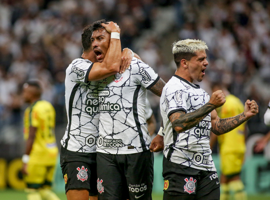 Paulinho e Fagner na partida entre Corinthians e Mirassol nesta quinta-feira