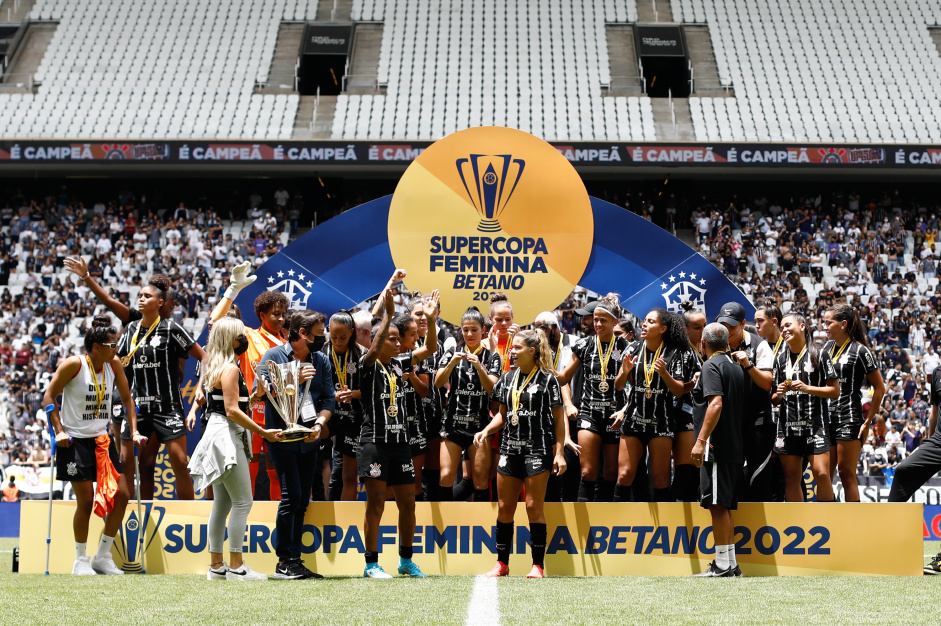 Elenco do Corinthians,  elogiado pelo masculino, celebra a conquista da Supercopa Feminina