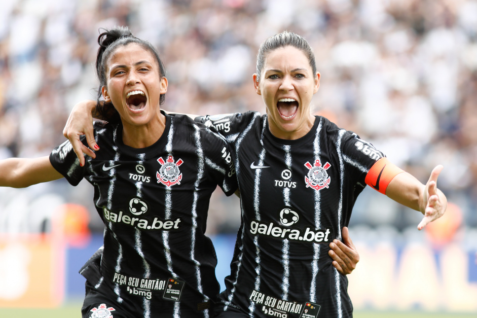 Gabi Zanotti e Jaqueline comemoram o gol do ttulo do Corinthians