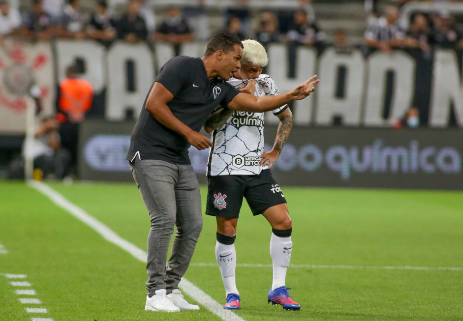 Fernando Lzaro segue 100% no comando do Corinthians como tcnico interino