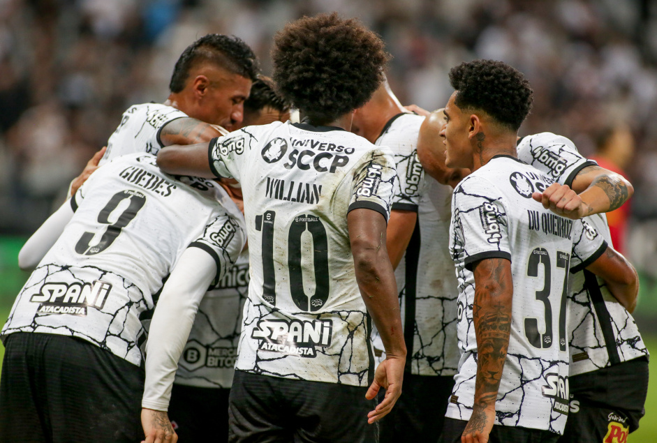 Rger Guedes, Paulinho, Willian, Fbio Santos e Du em vitria do Corinthians nesta quarta-feira