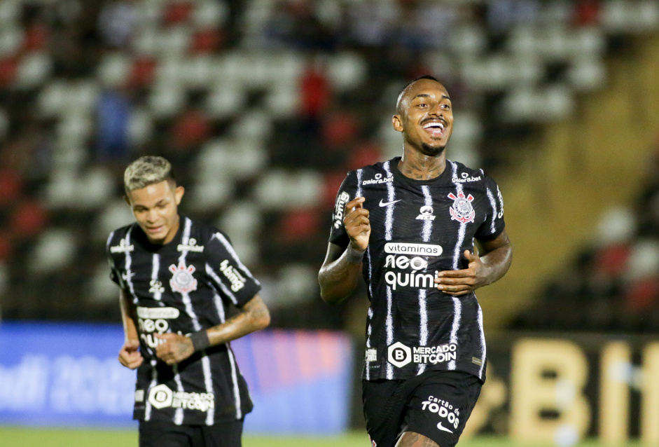 Adson e Raul Gustavo em partida do Corinthians contra o Botafogo-SP neste sbado
