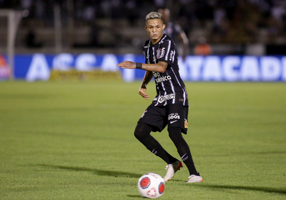 Adson na partida do Corinthians contra o Botafogo-SP neste sbado