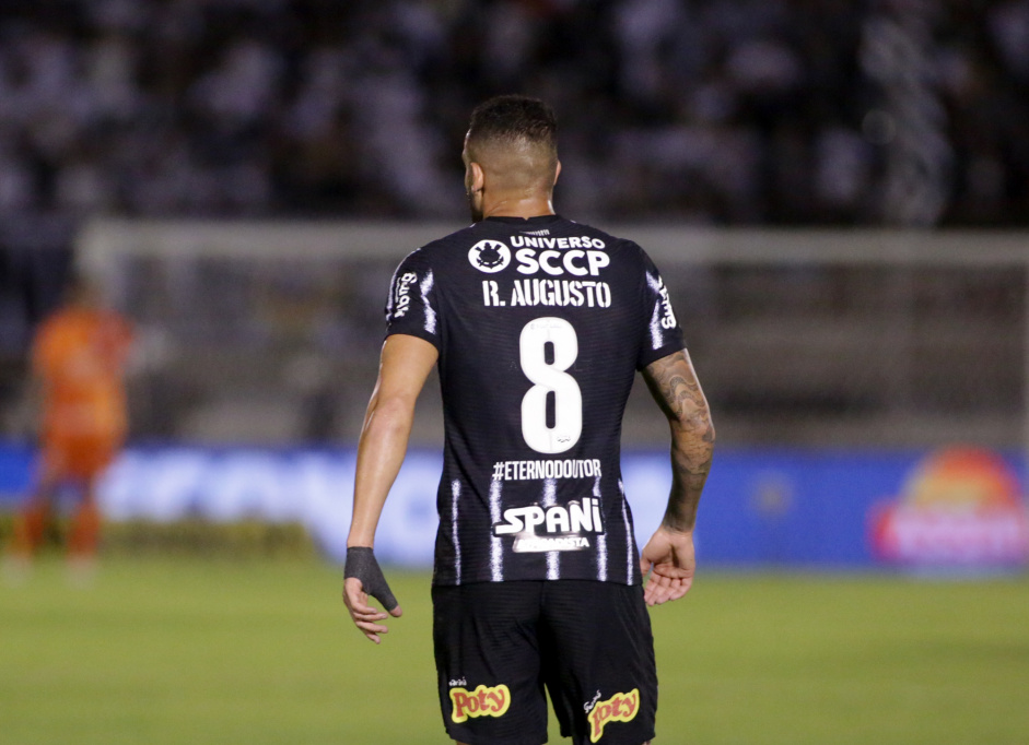 Cssio e Renato Augusto em partida do Corinthians contra o Botafogo-SP neste sbado