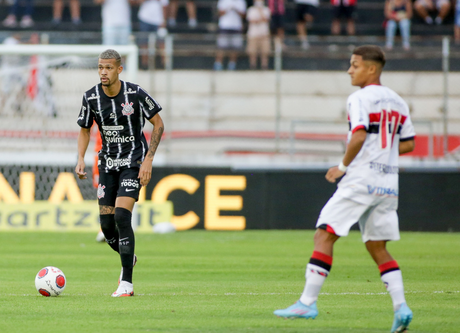 Joo Victor na partida do Corinthians contra o Botafogo-SP neste sbado