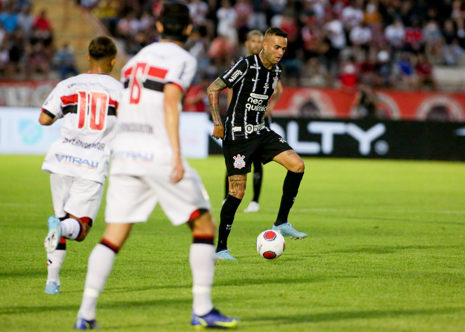 Luan e Joo Victor em partida do Corinthians contra o Botafogo-SP neste sbado