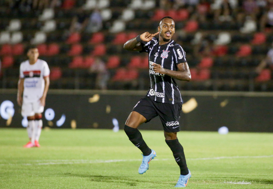 Raul Gustavo em partida do Corinthians contra o Botafogo-SP neste sbado