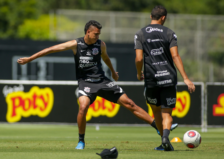 Cantillo e Bruno Melo em disputa de bola no treino do Corinthians