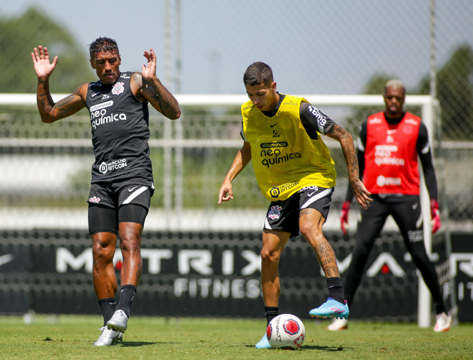 Paulinho e Gabriel Pereira em disputa de bola nas atividades do Timo