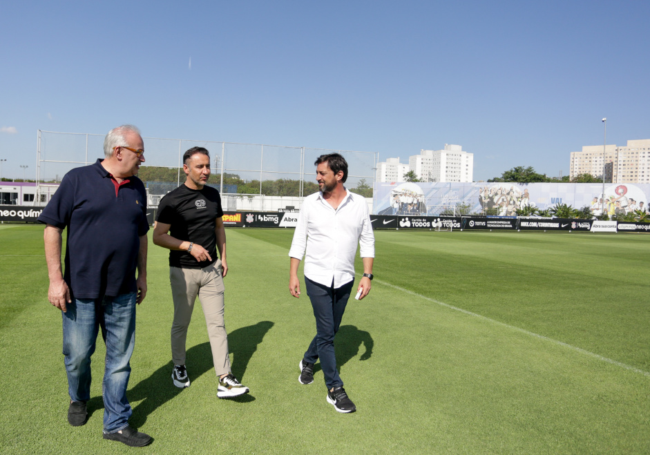Vtor Pereira (ao centro) ser anunciado oficialmente pelo Corinthians na sexta-feira