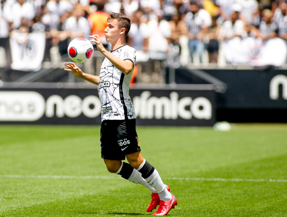 Lucas Piton no jogo entre Corinthians e Red Bull Bragantino neste domingo