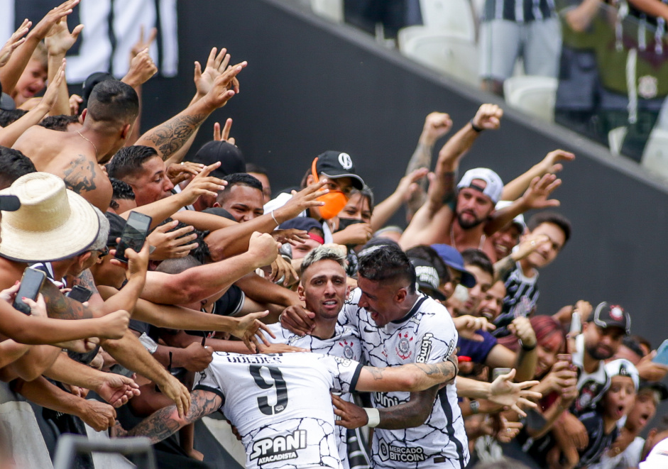 Rger Guedes, Gustavo Silva e Paulinho no jogo entre Corinthians e Red Bull Bragantino neste domingo