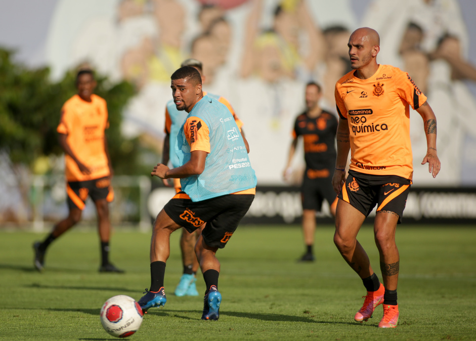 Daniel Marcos e Fbio Santos no treino do Corinthians em 2022