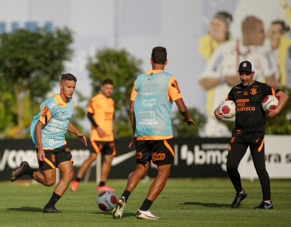 Keven e Vtor Pereira no treino do Corinthians desta segunda-feira
