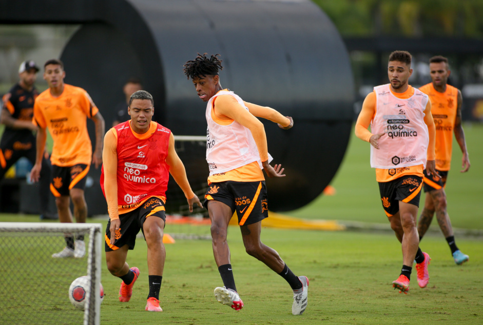 Gabriel Pereira, Mandaca, Robson Bambu, João Pedro e Luan no treino do Corinthians desta terça-feira