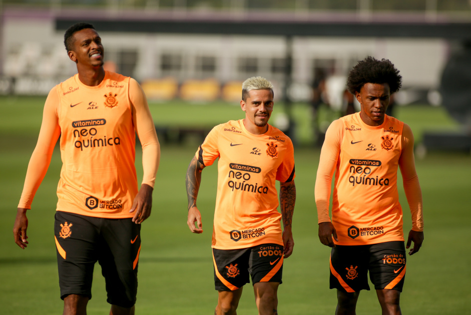 J, Fagner e Willian no treino do Corinthians desta quinta-feira
