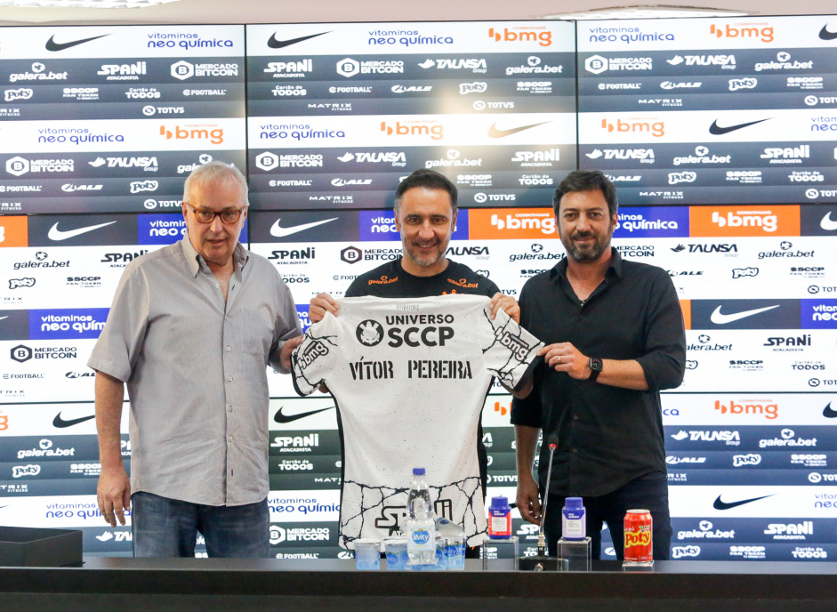 Vtor Pereira, Roberto de Andrade e presidente Duilio Monteiro Alves em apresentao do treinador